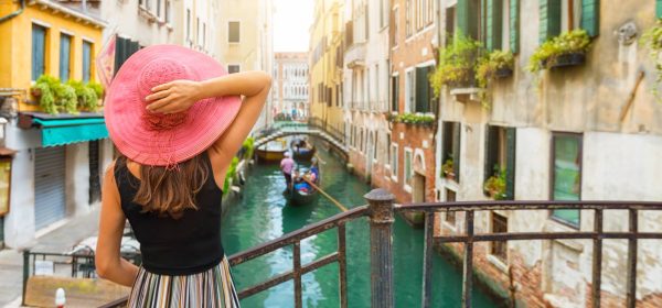 713599501_venezia_canale_con_turista